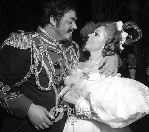 루치아노 파바로티(왼쪽)와 미렐라 프레니가 함께 공연하는 모습.  [EPA=연합뉴스]